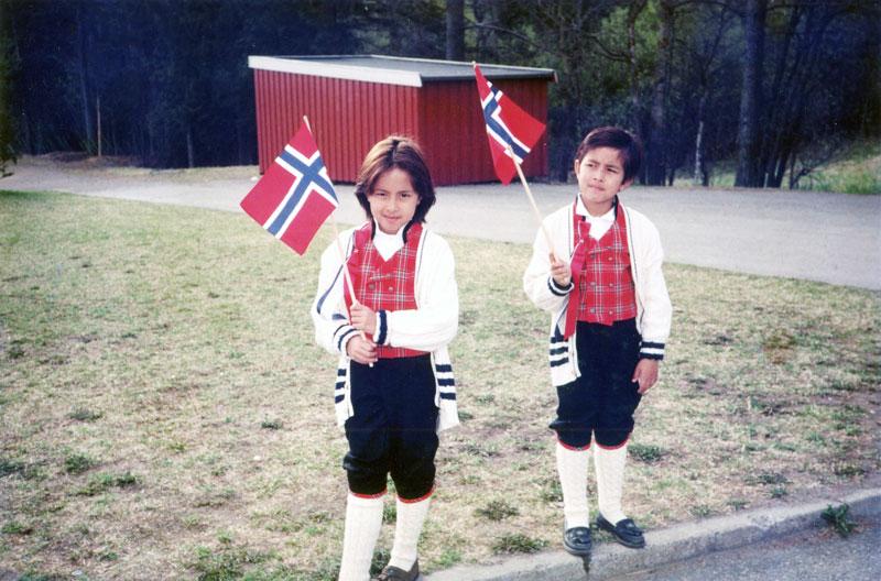 To festkledde gutter med norske flagg