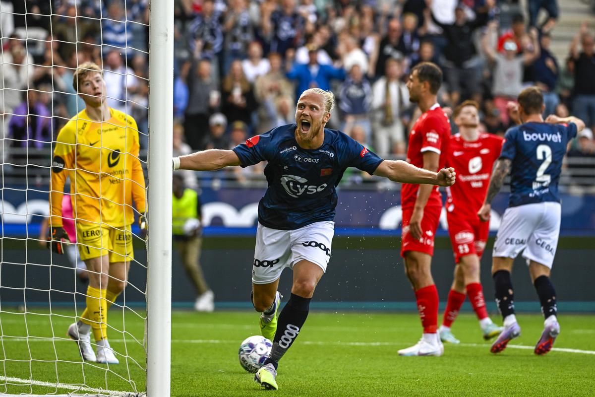 Fotballspillere på en fotballbane