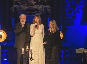 Rein Alexander, Anita Skorgan, Christine Guldbrandsen synger på scenen