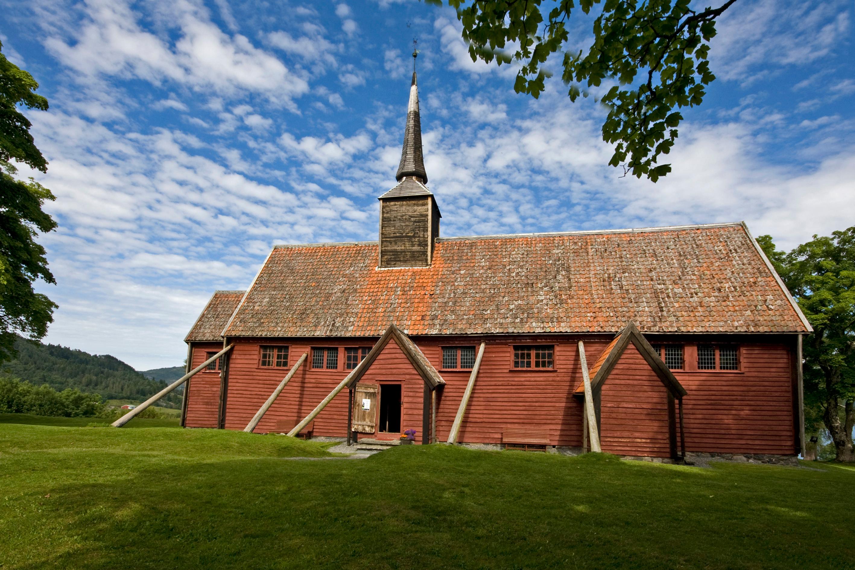 Kvernes stavkirke (1300 tallet) ved Atlanterhavsveien