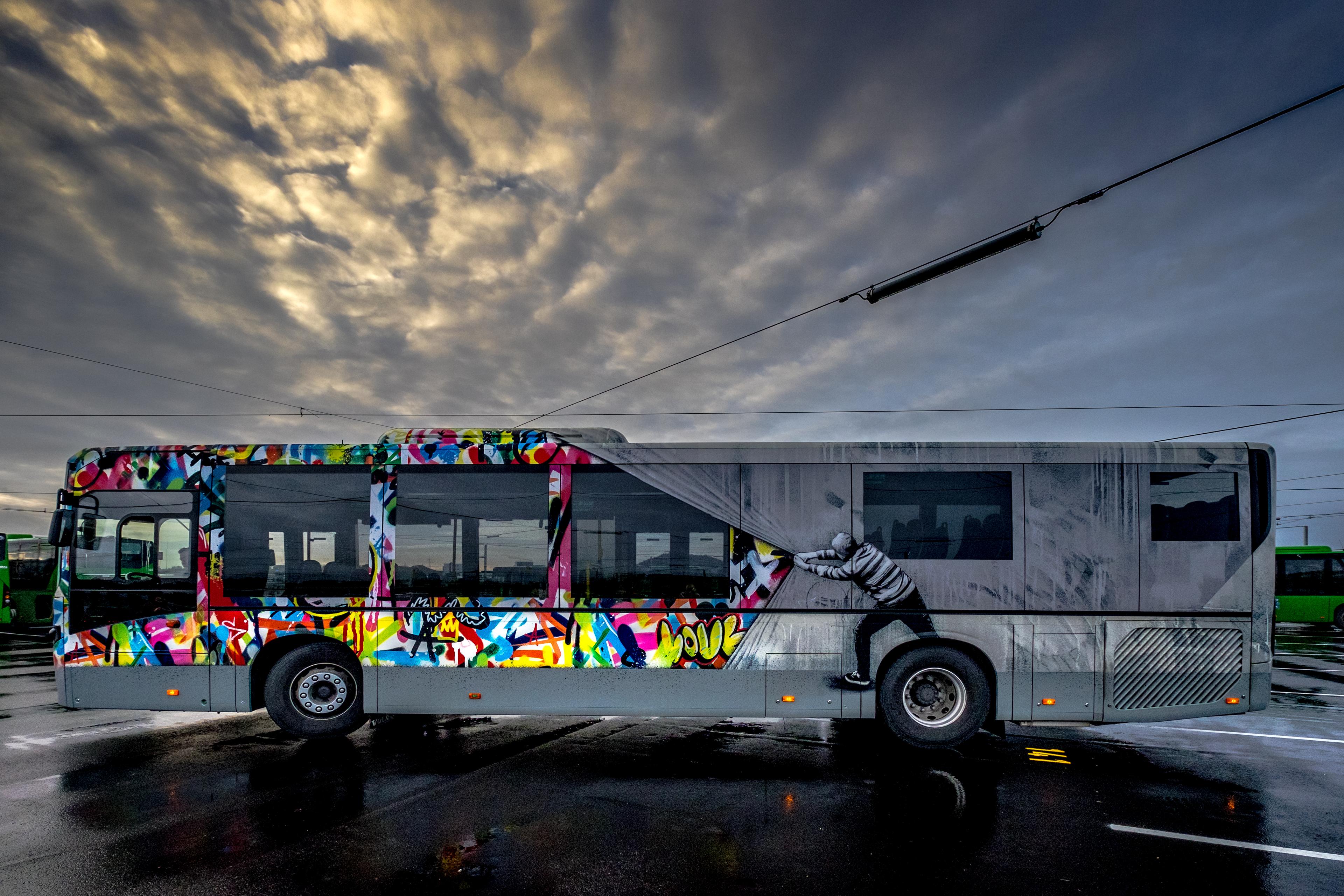 Kolumbus buses street art Nuart