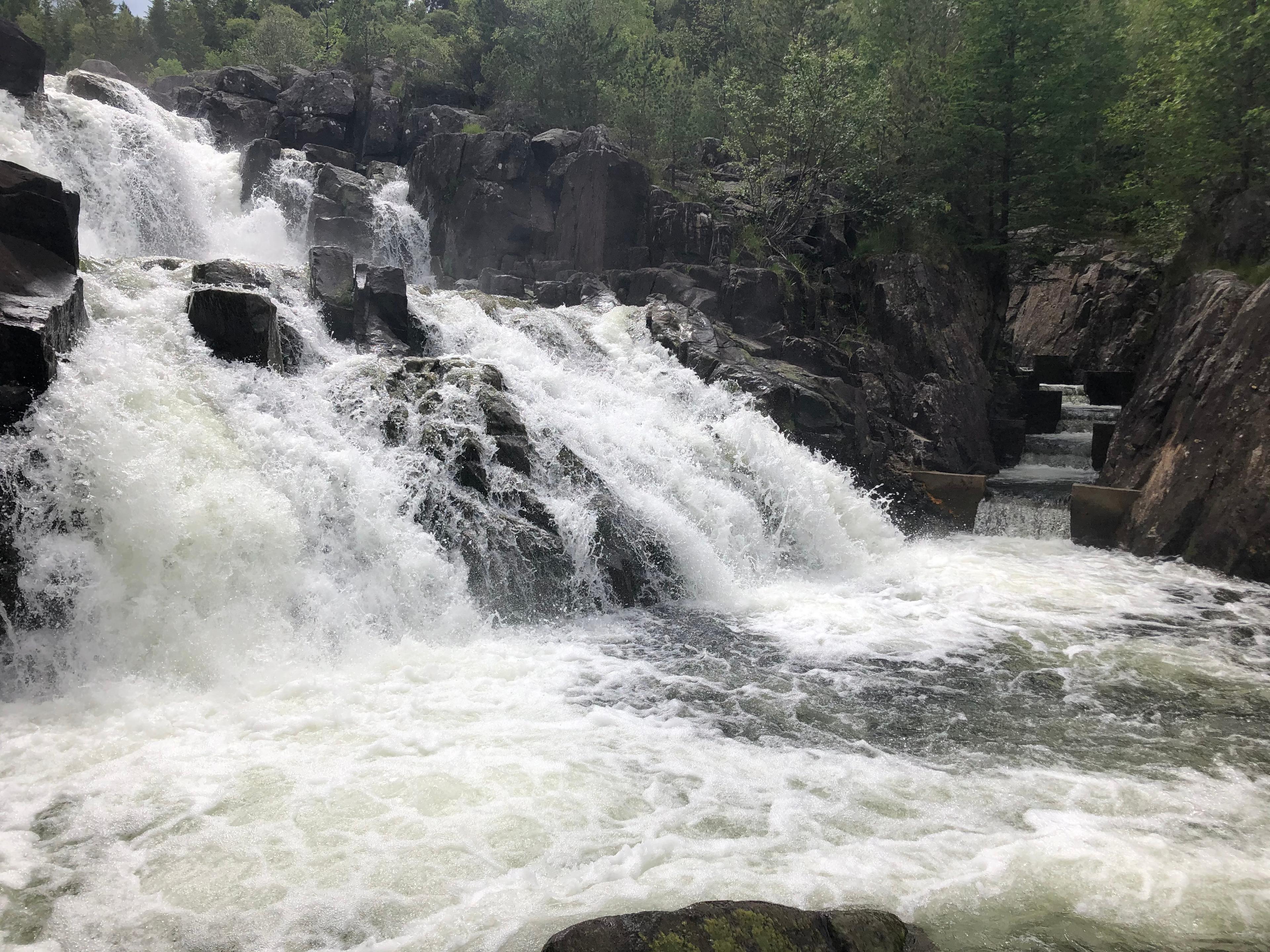 Fossen og laksetrappa