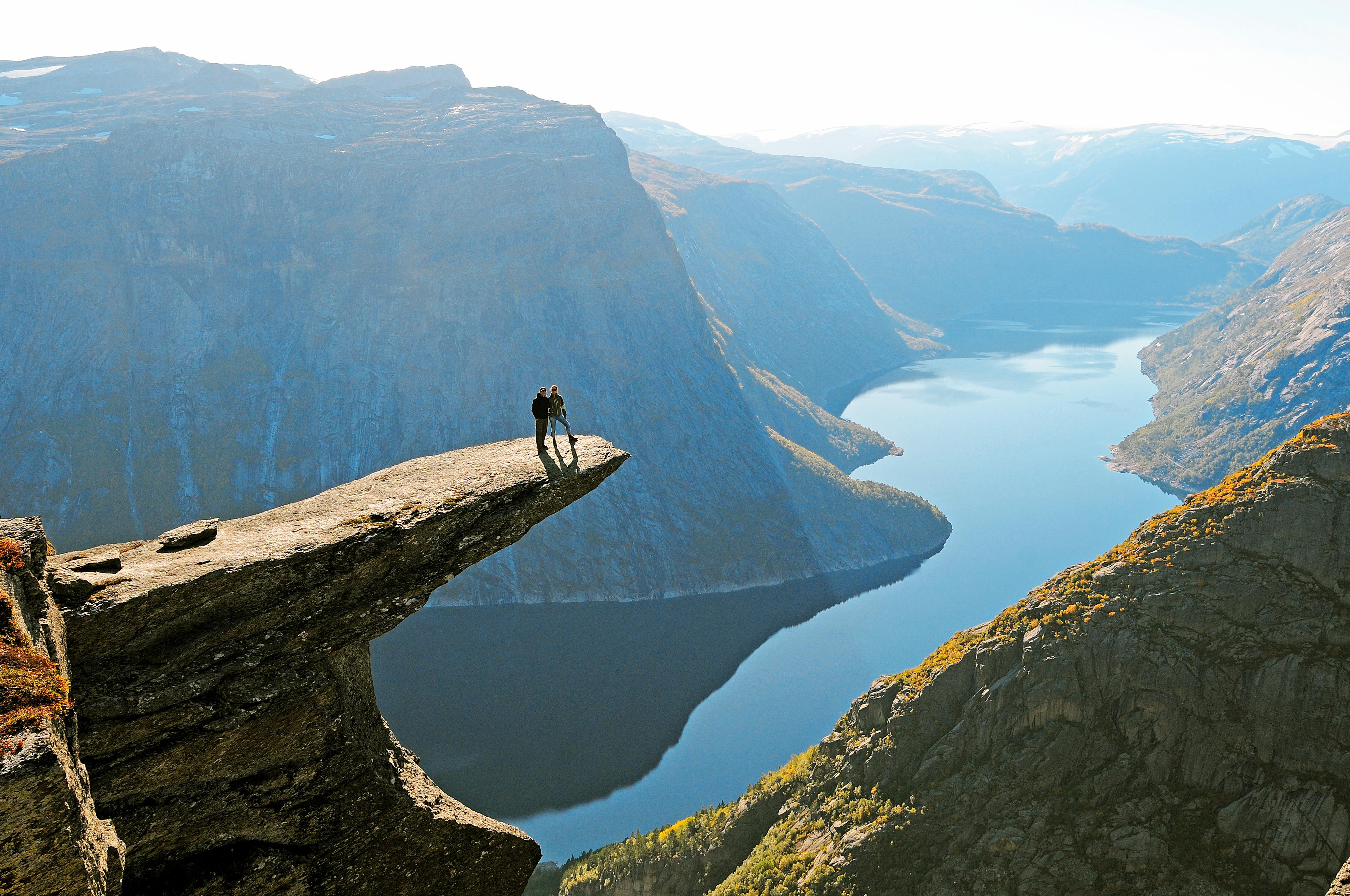 To personer som står på tuppen av Trolltunga