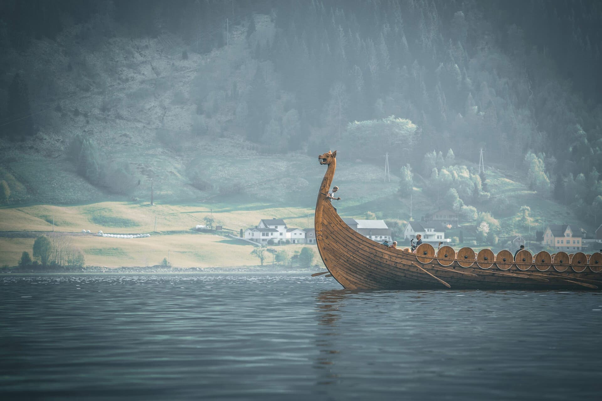 Et vikingskip på fjorden.