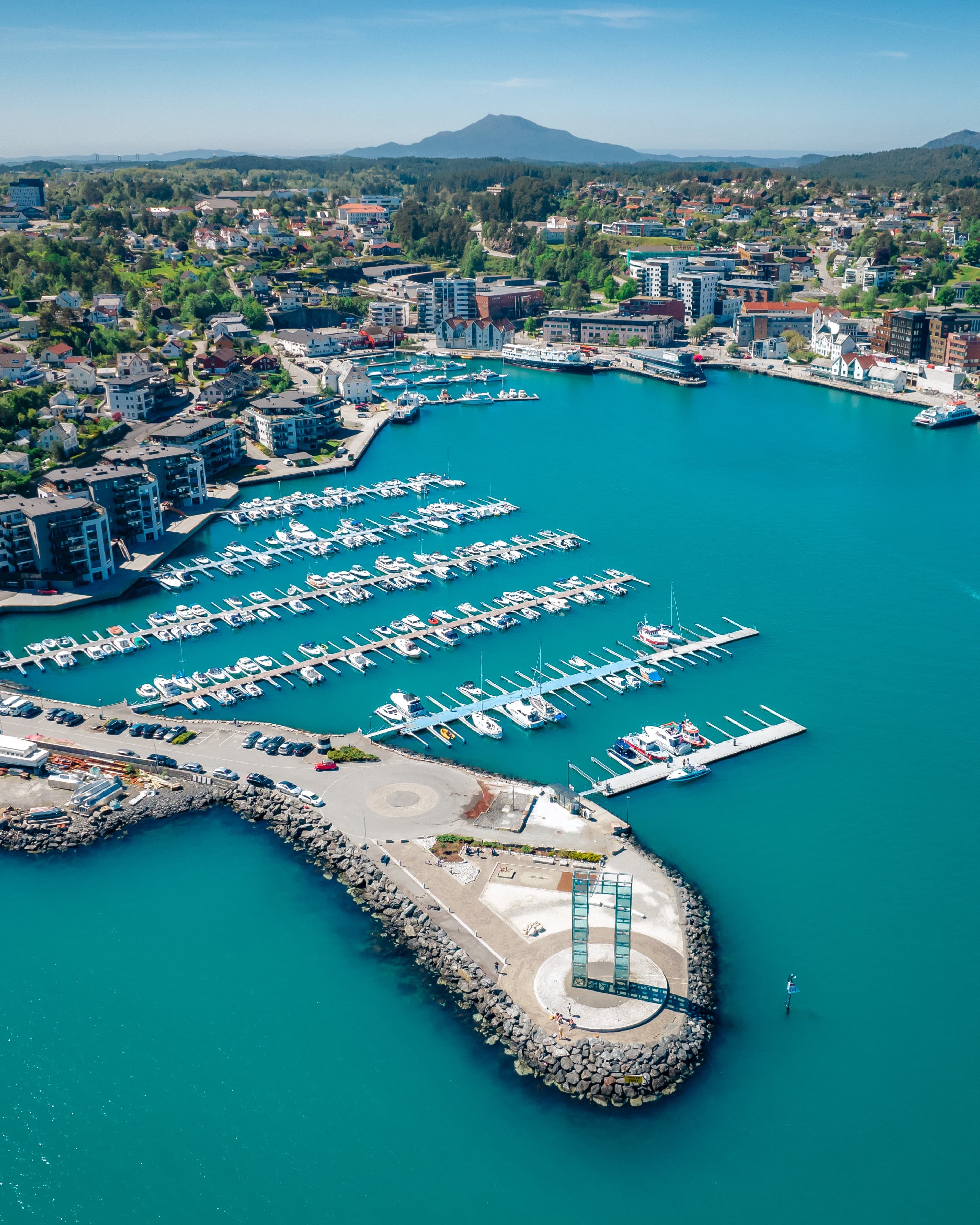 Oversiktsbilde Leirvik gjestehamn og sentrum