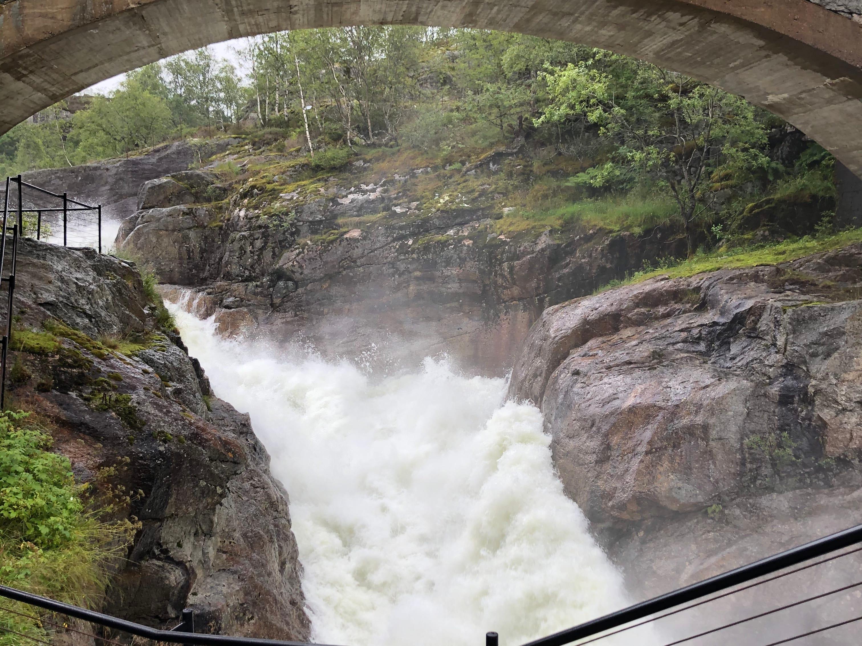 Dorgefossen i Sirdal fra utkikksplass langs fossen under broen langs veien.