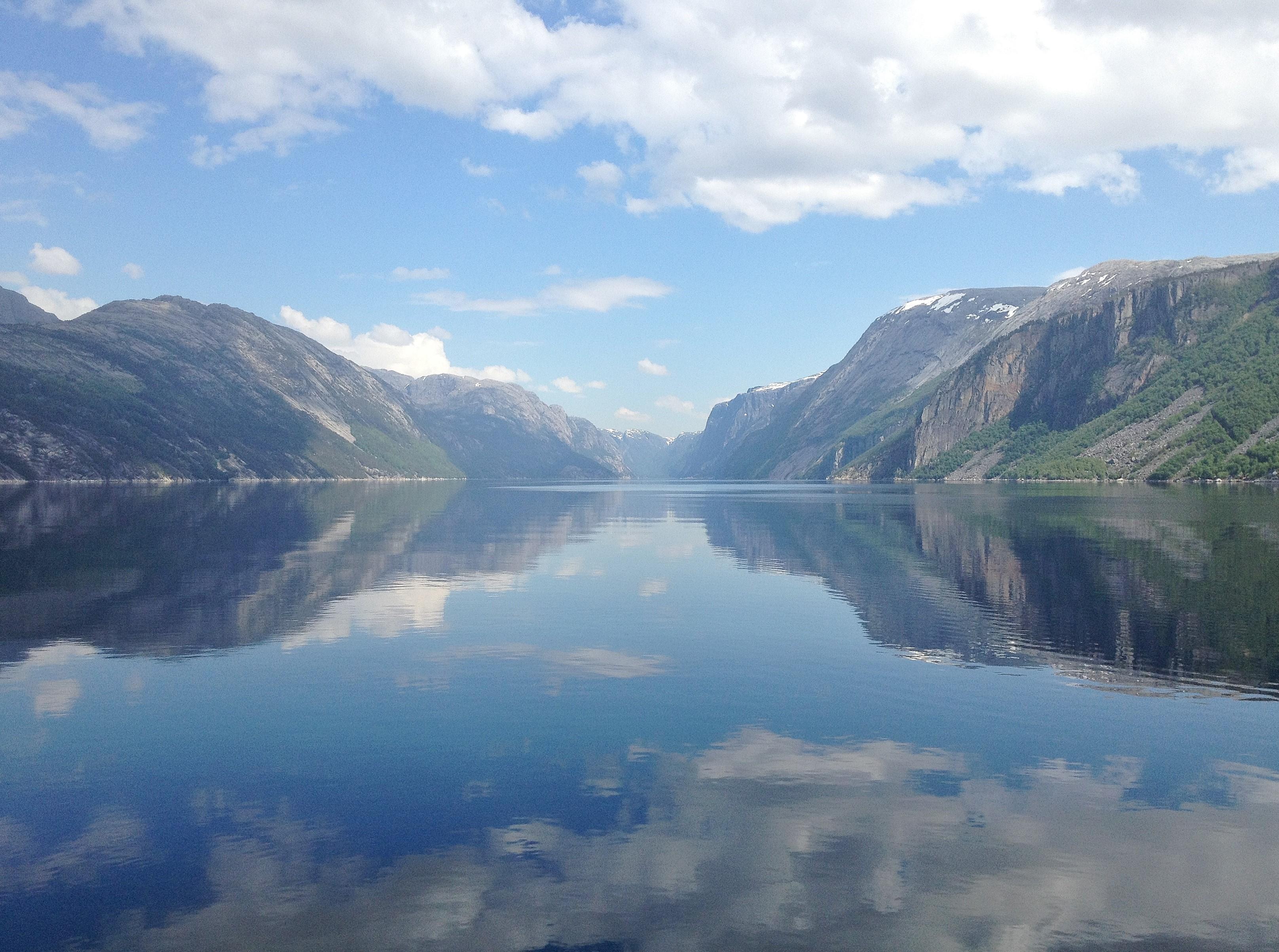 Lysefjorden omringet av høye fjell.