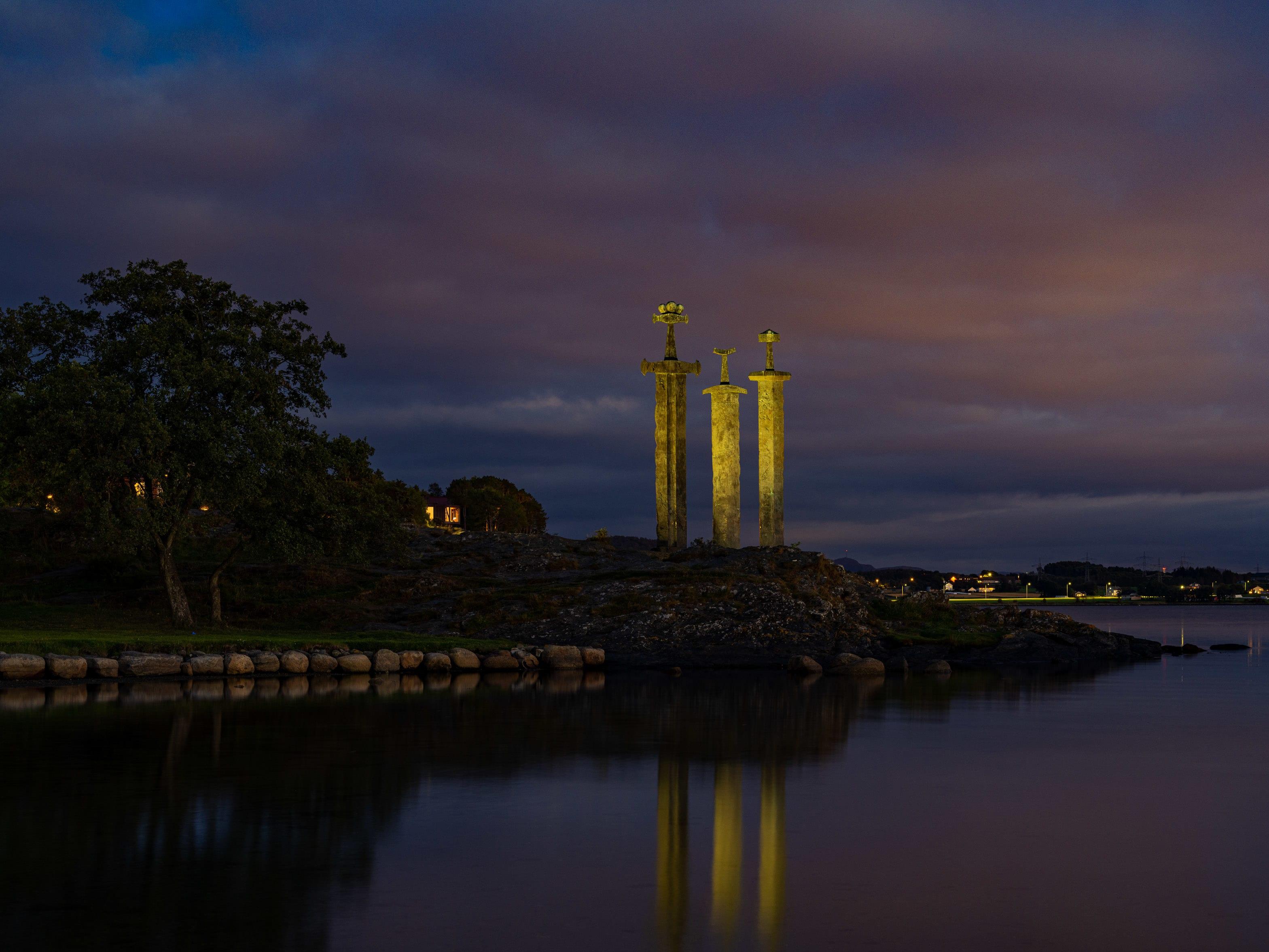 De tre sverd i fjell utenfor Stavanger, Hafrsfjord.