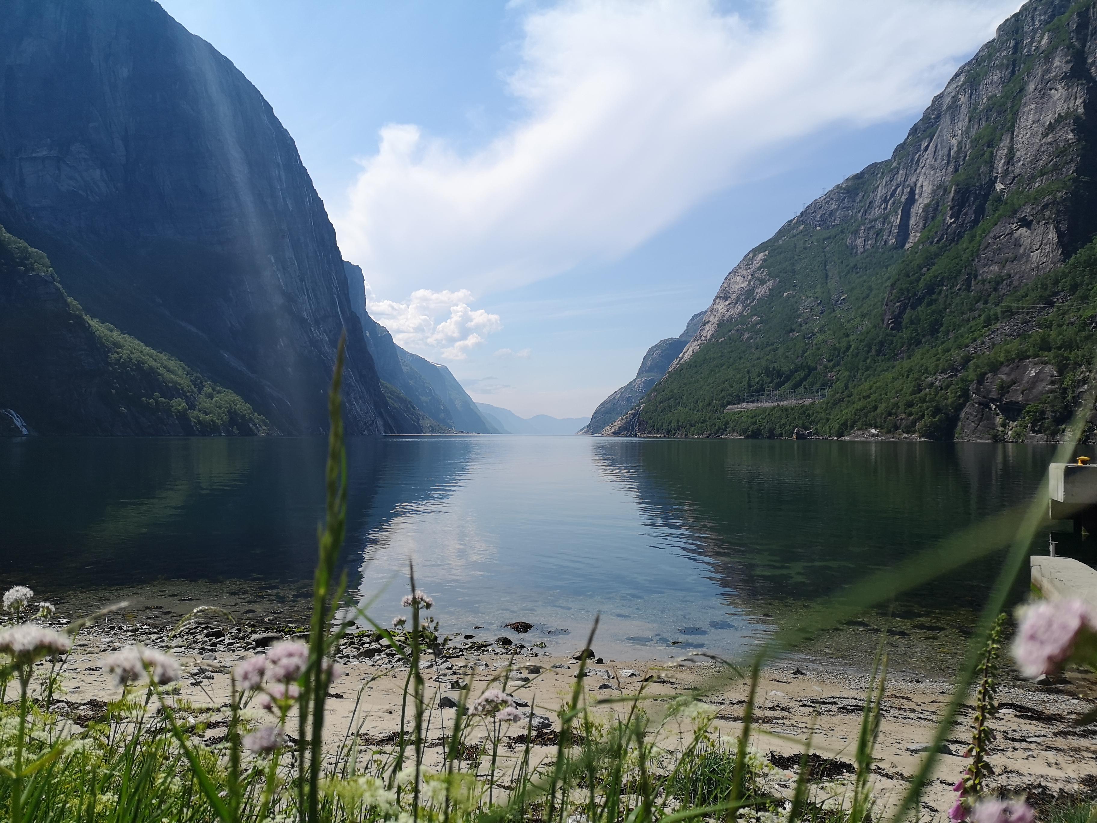 Lysebotn  - enden av Lysefjorden.  Fjord med fjell på hver side.