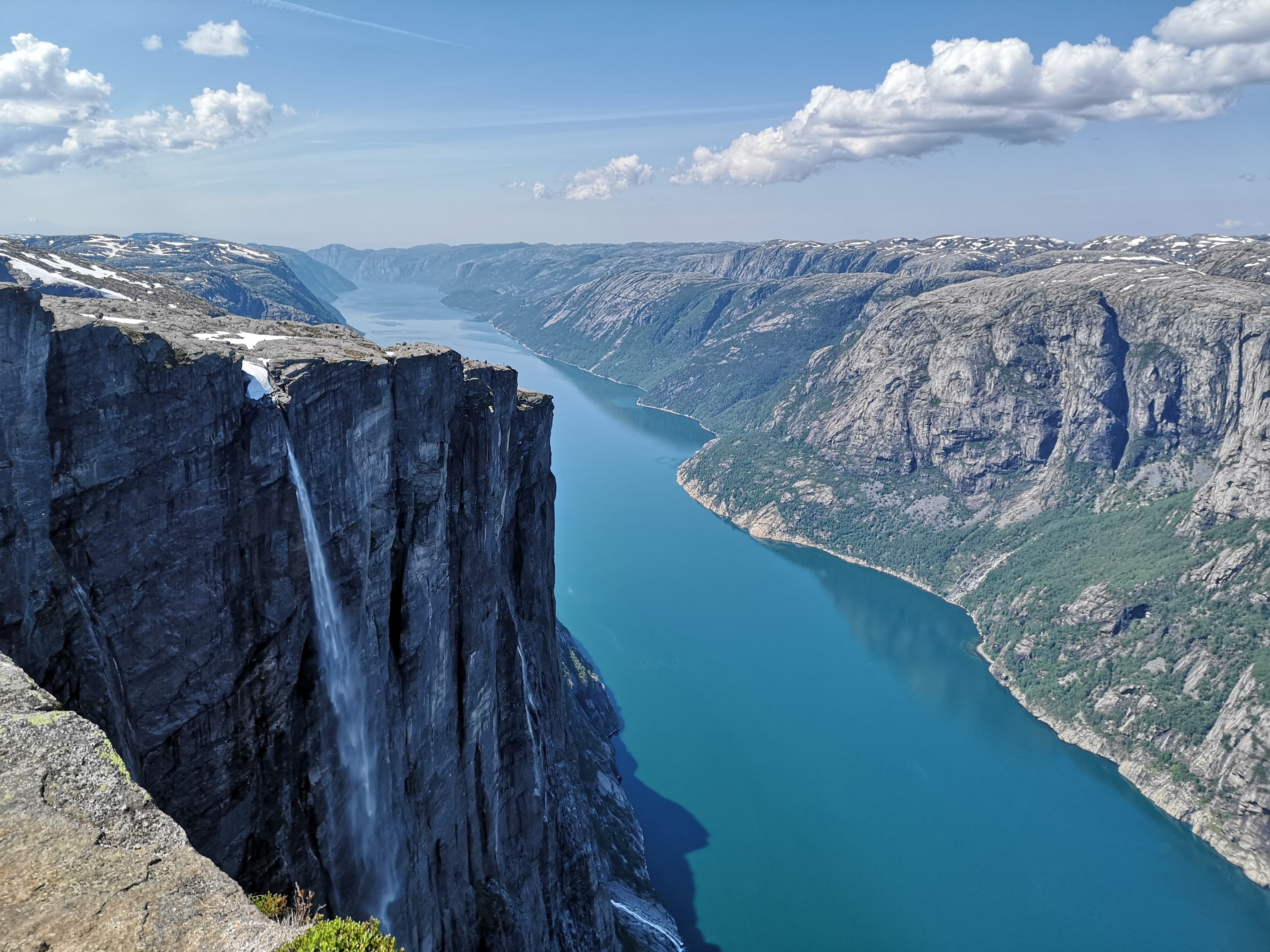 En lang fjord med fjellvegger på hver side. Sett ovenfra.