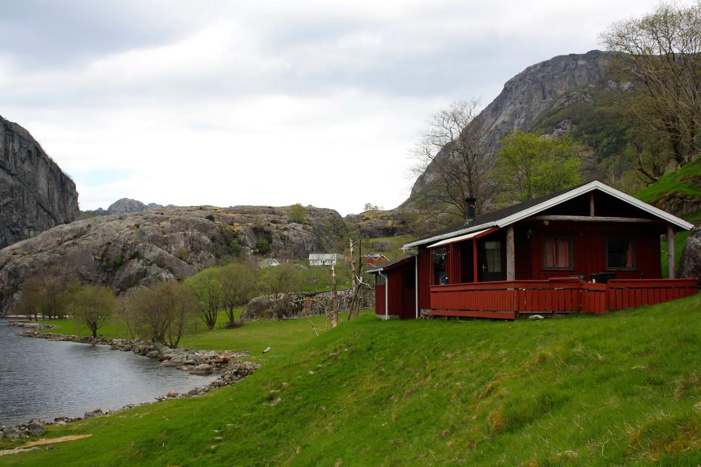 Den røde hytten, Haukalivatnet og fjellene rundt.