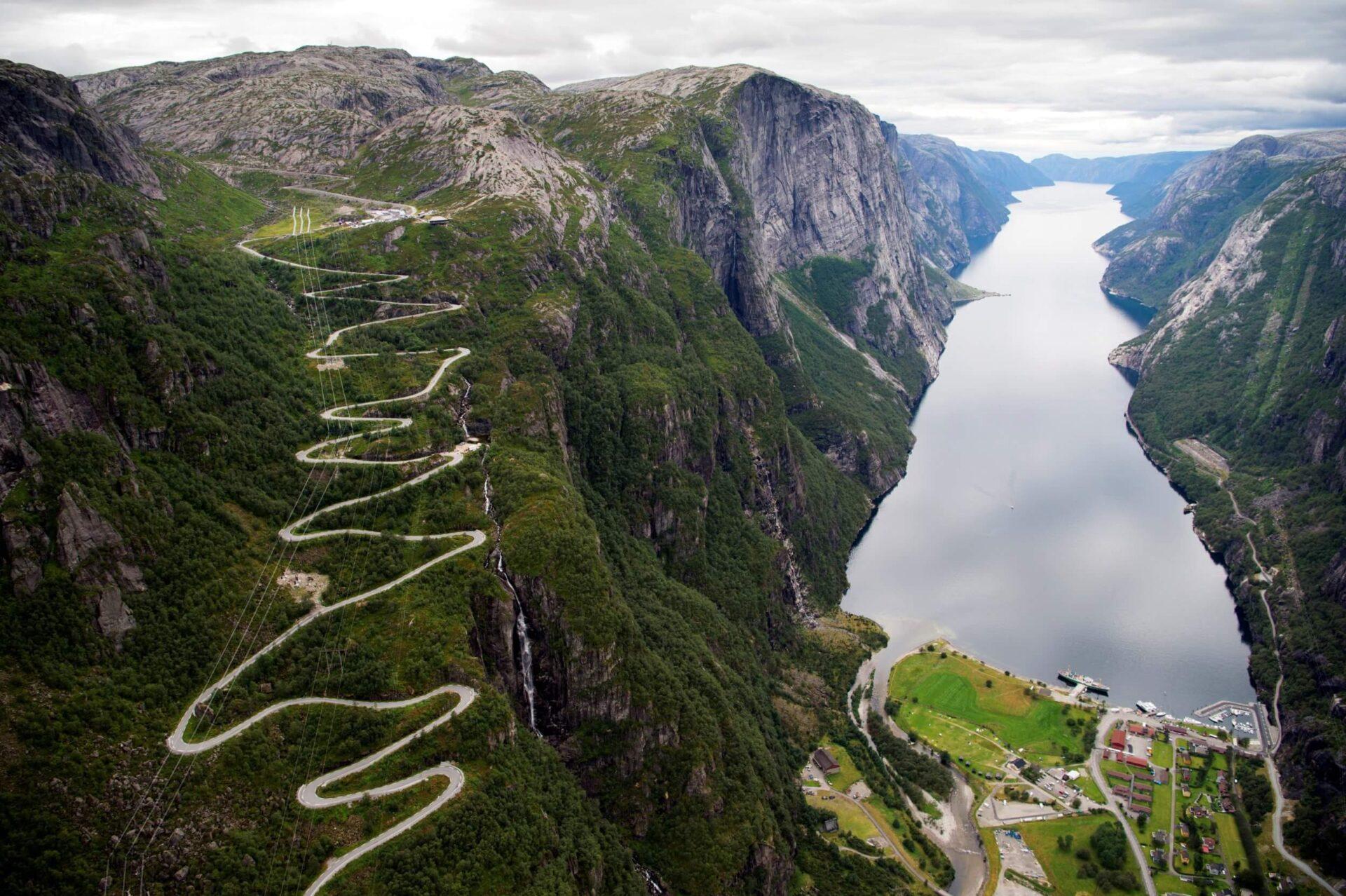 Hårnålsvingene fra Lysebotn til Sirdal, og utsikt over Lysefjorden.