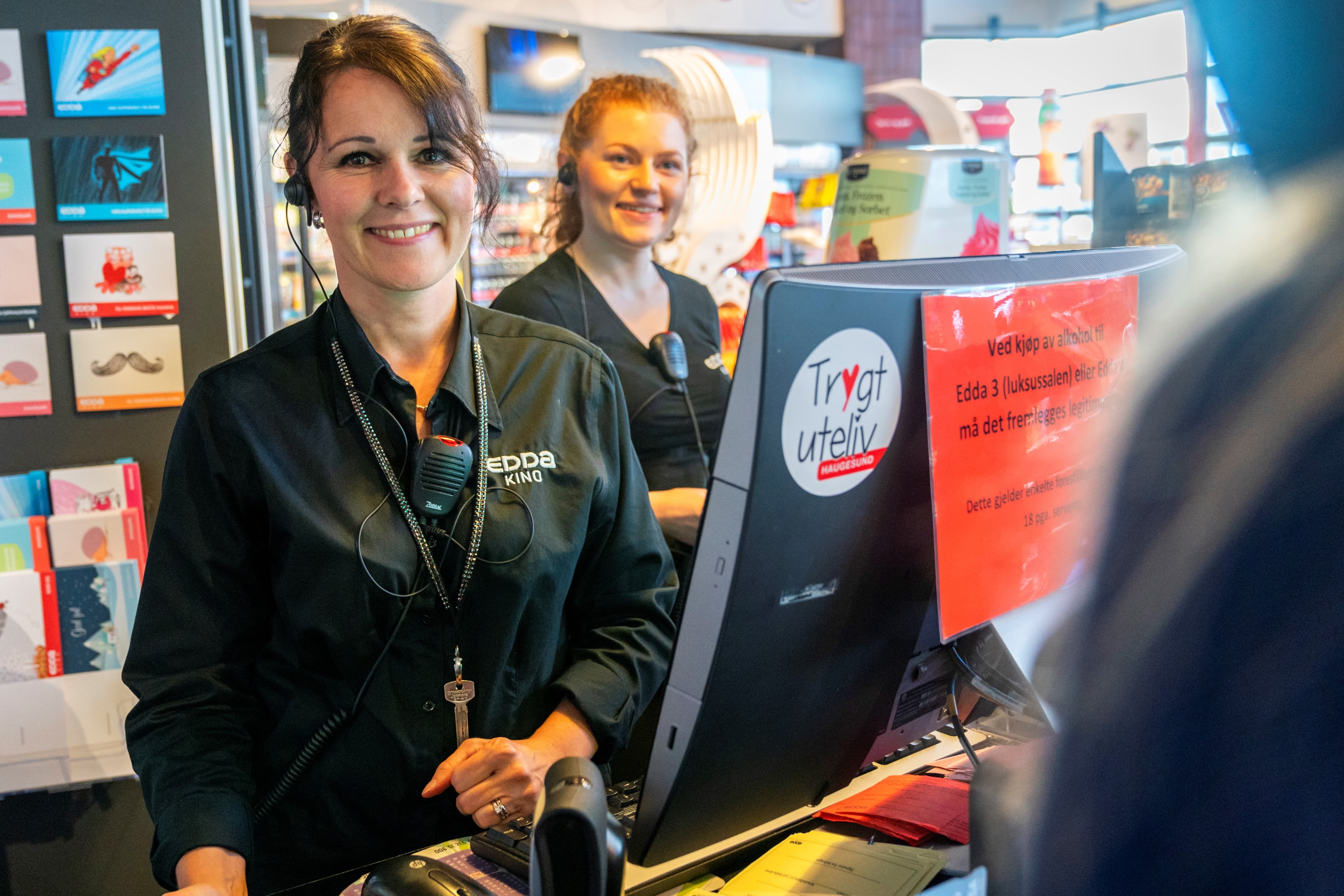 Dame i kiosken på Edda kino.