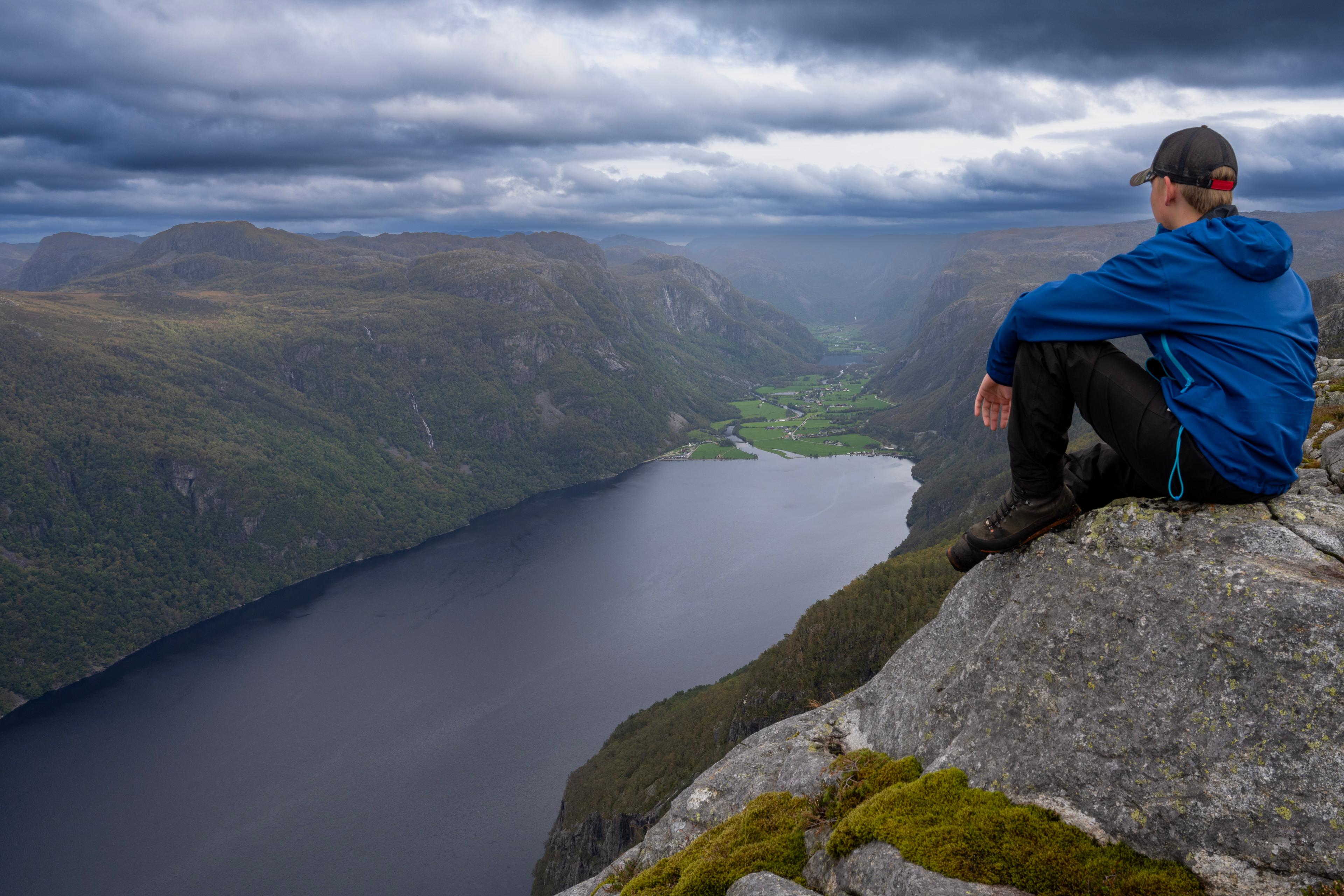 top of mountain lauvnesknuten views of fjord and mountains