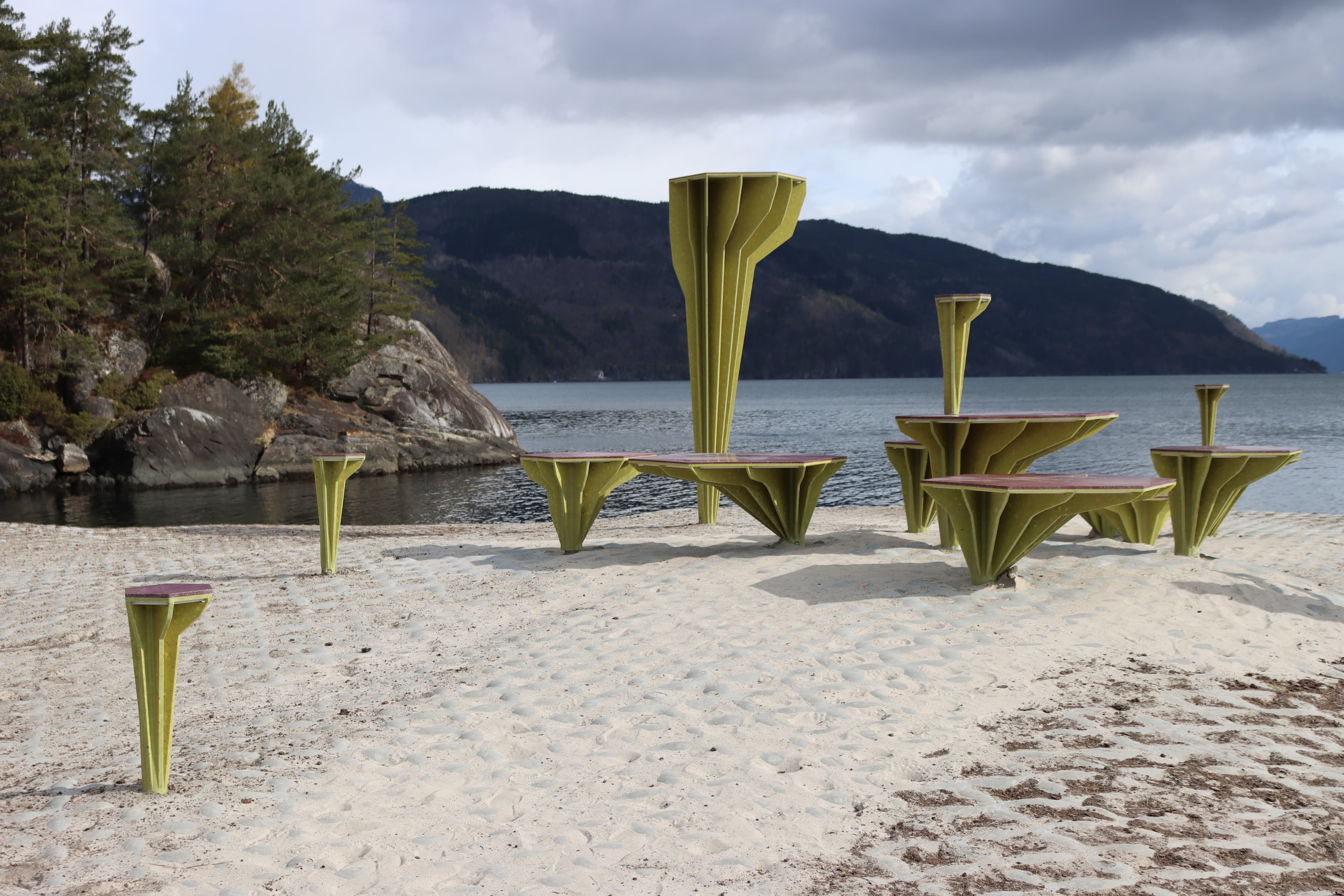 Unike bord og stoler som minner om klynger av sopper.