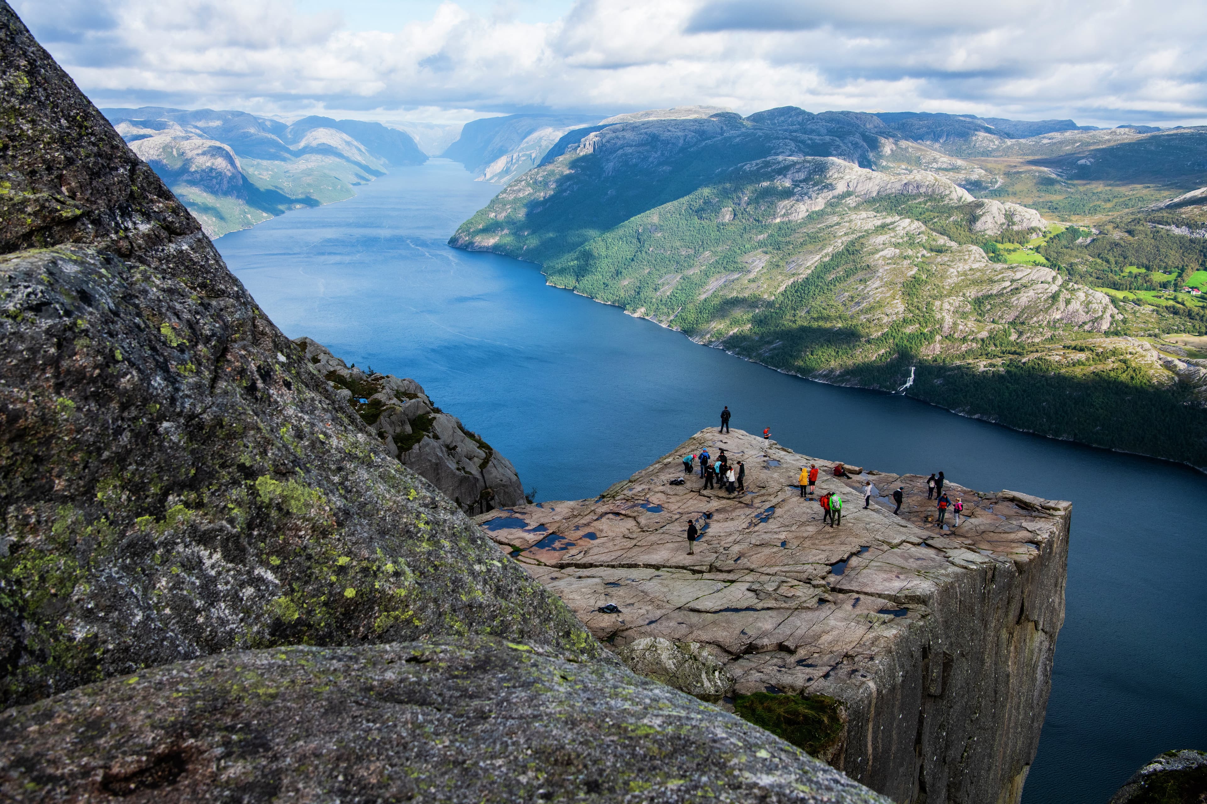 Flere folk som er på platået til Preikestolen.