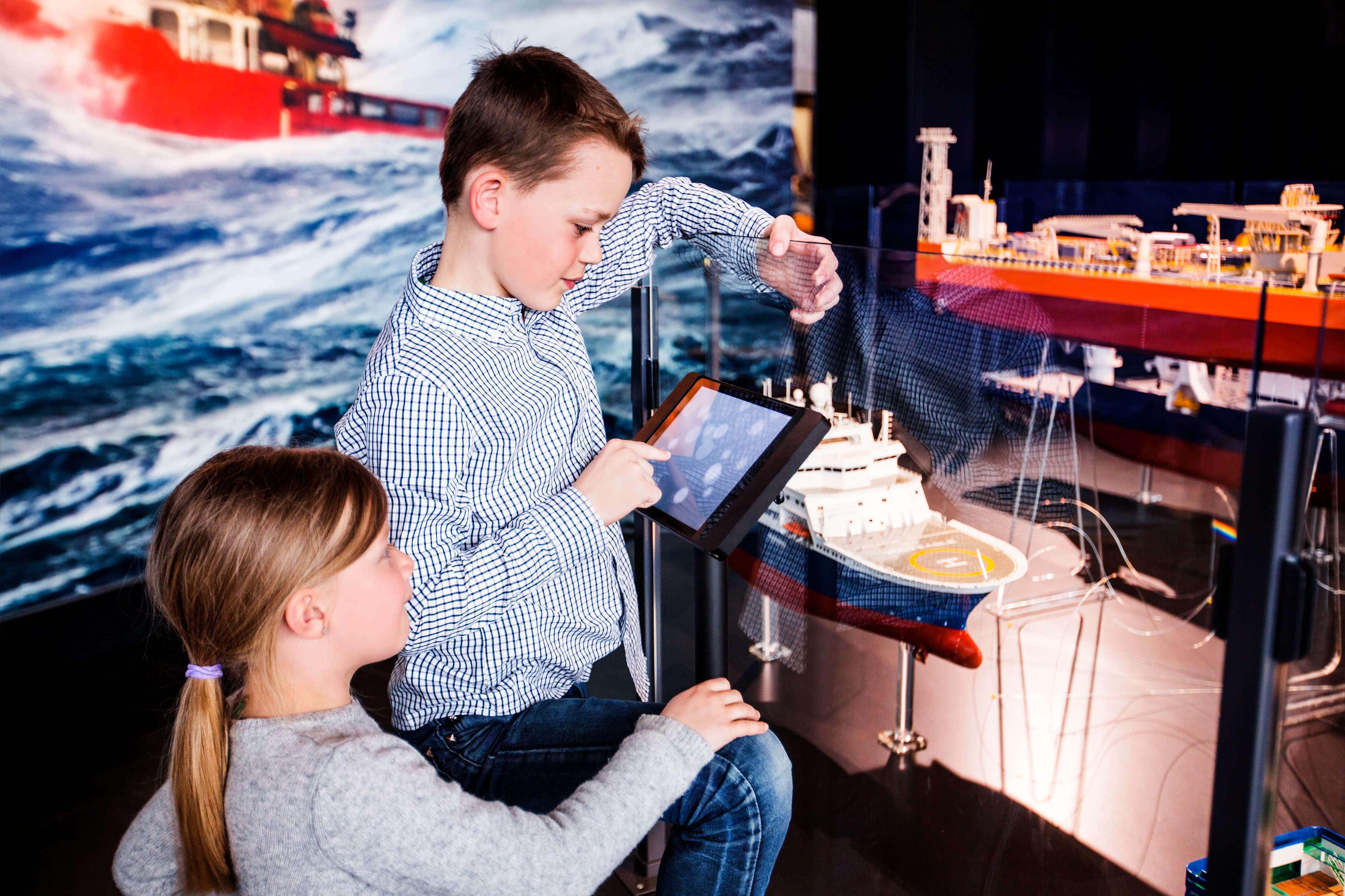 Barn leker på Norsk Oljemuseum