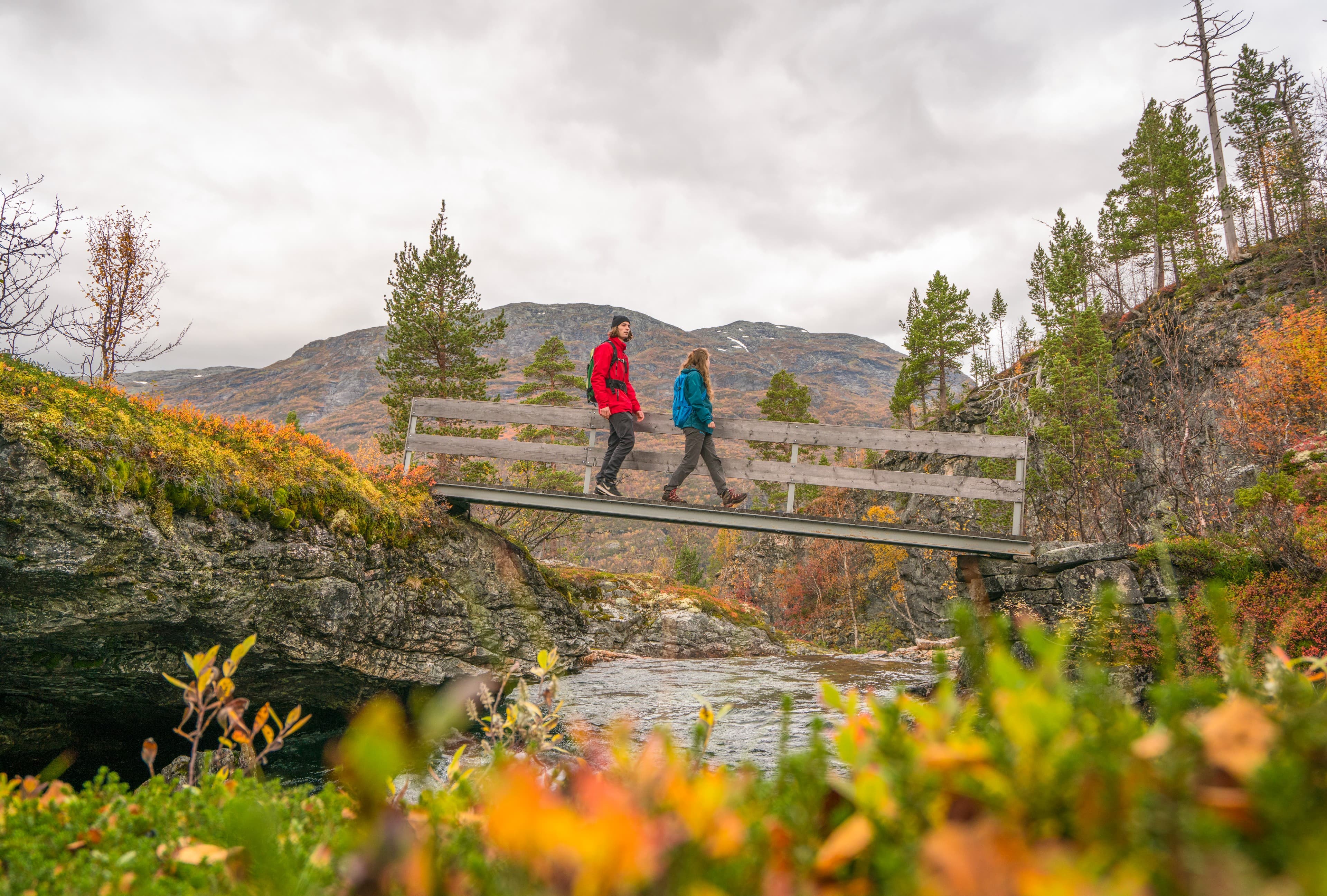 Par på tur i et høstfarget landskap