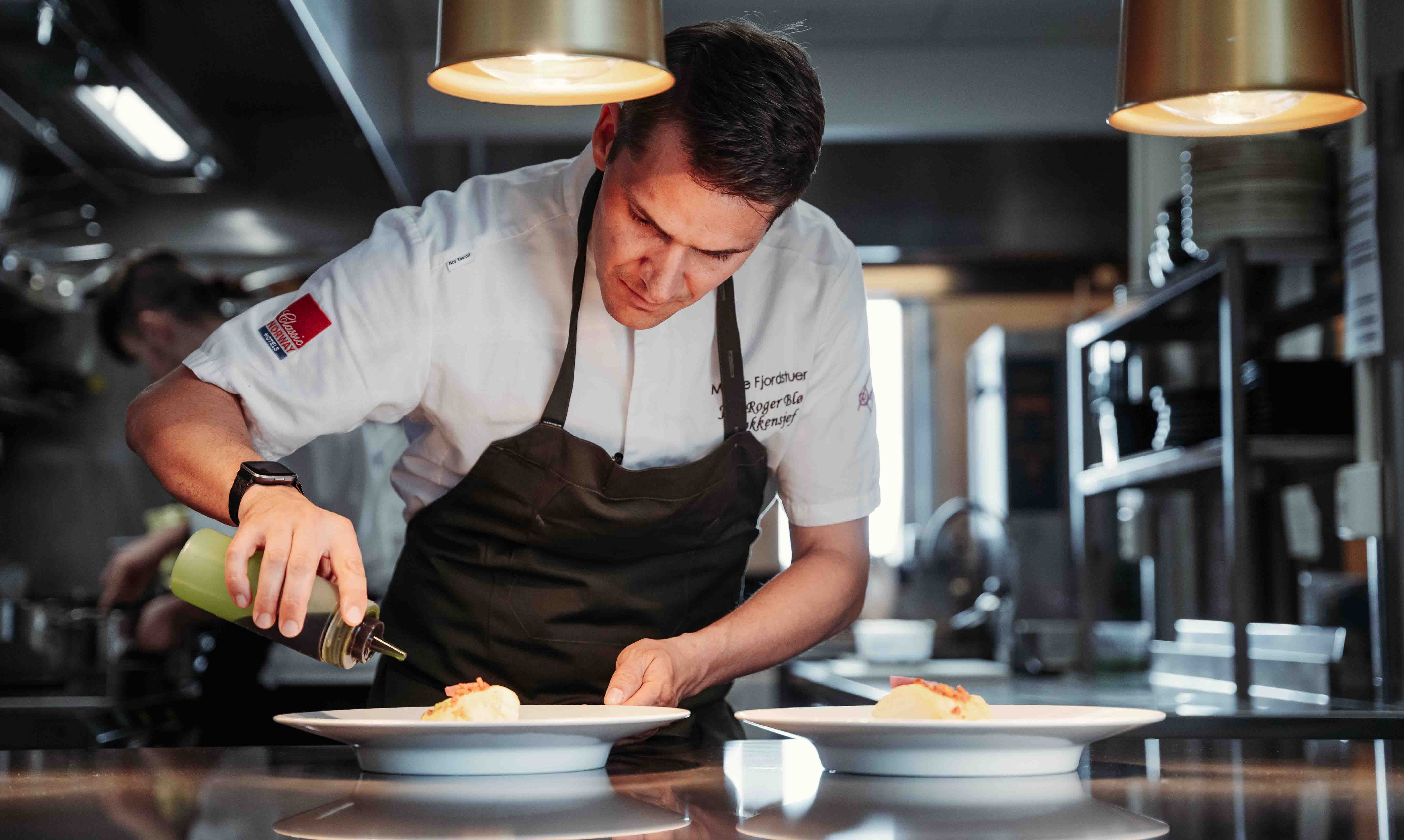 Tilberedning av varme retter i Restaurant Hav ved Molde Fjordhotell