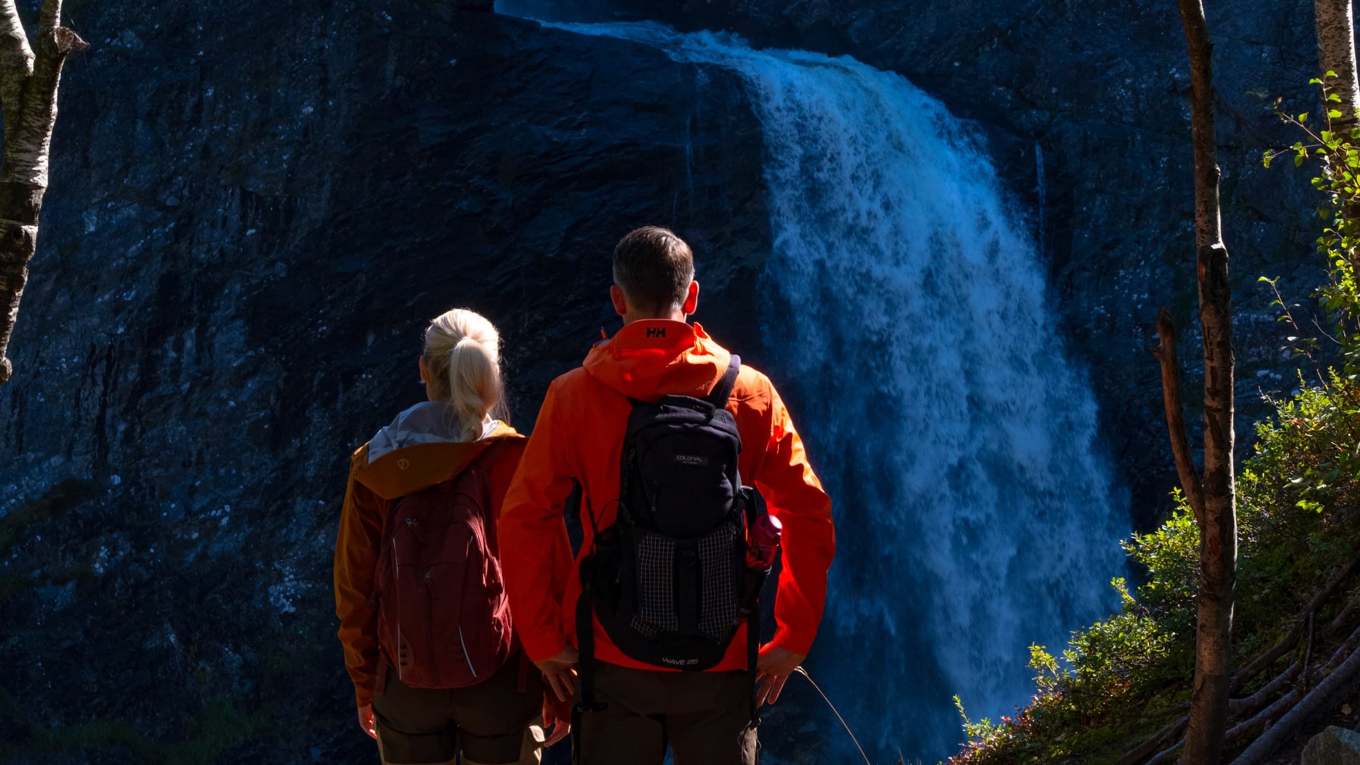 Par ser på Månafossen fra turstien