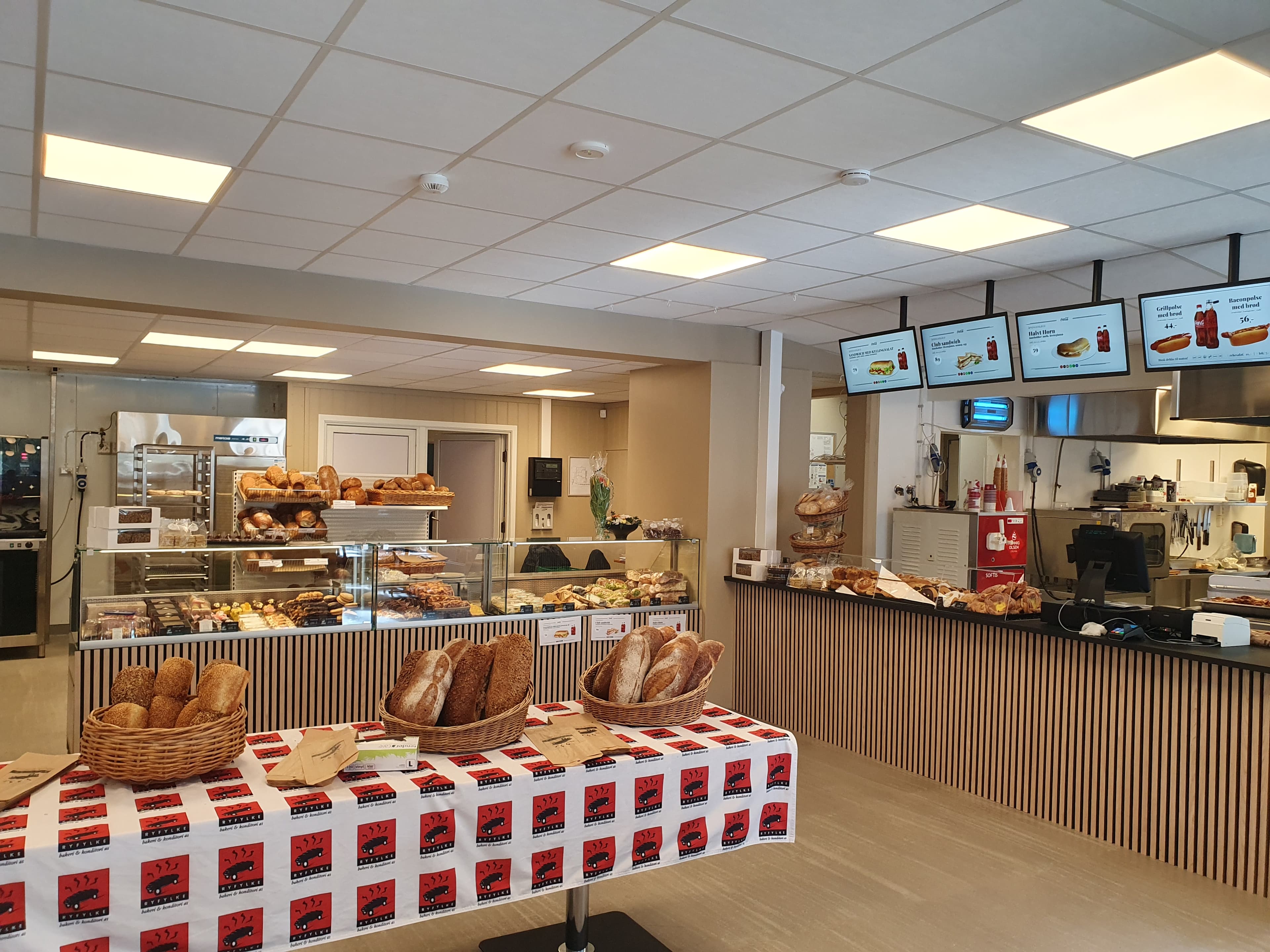 Fulle disker med bakevarer.