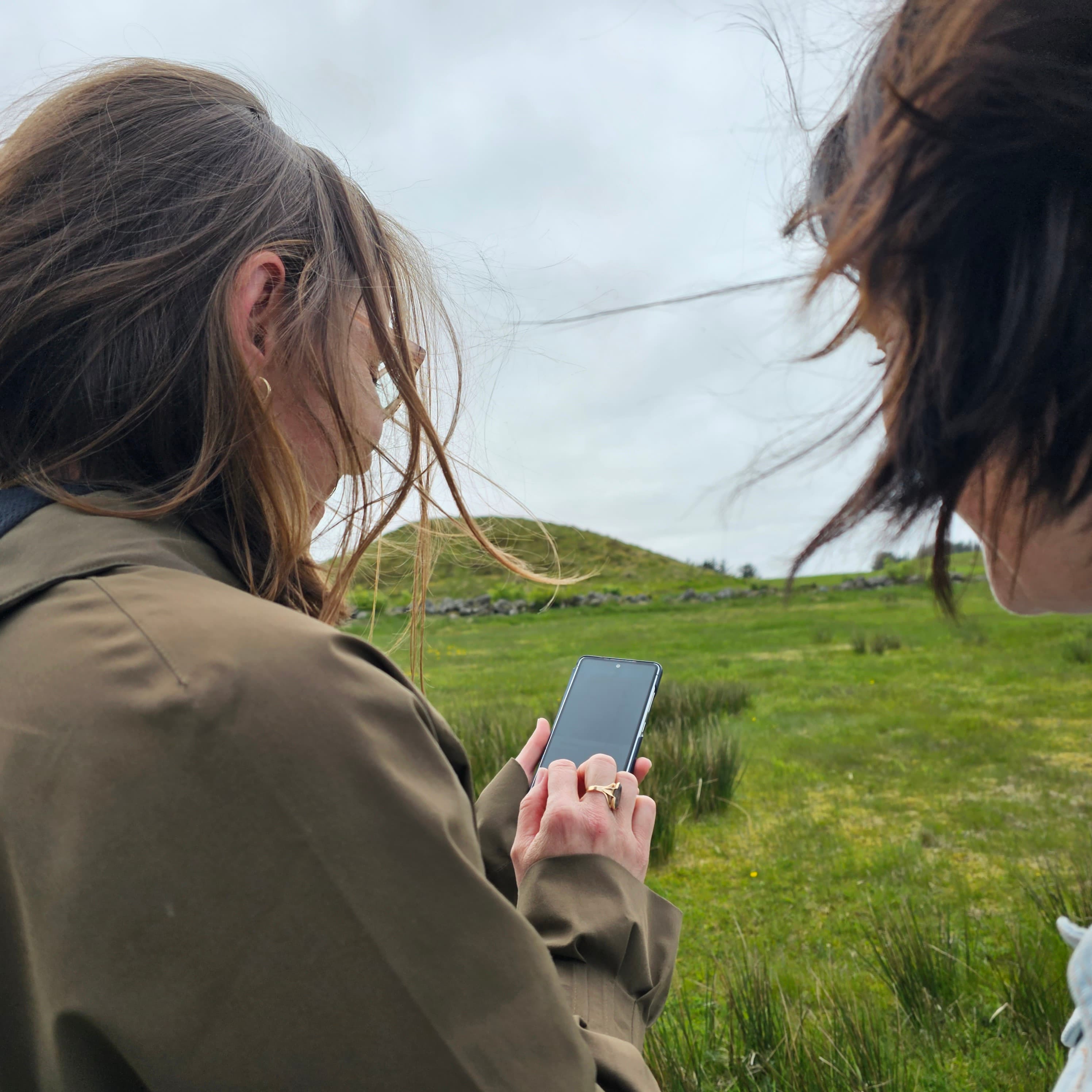 Damer tester appen Tilbakeblikk med informasjon om Rehaugane