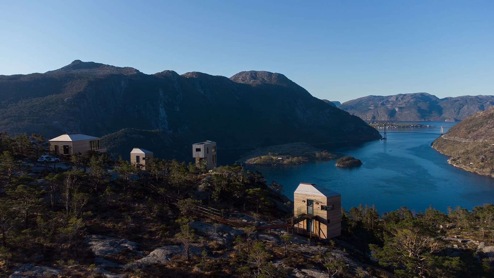 Alle The Bolder-hyttene samlet med Lysefjorden i bakgrunnen.