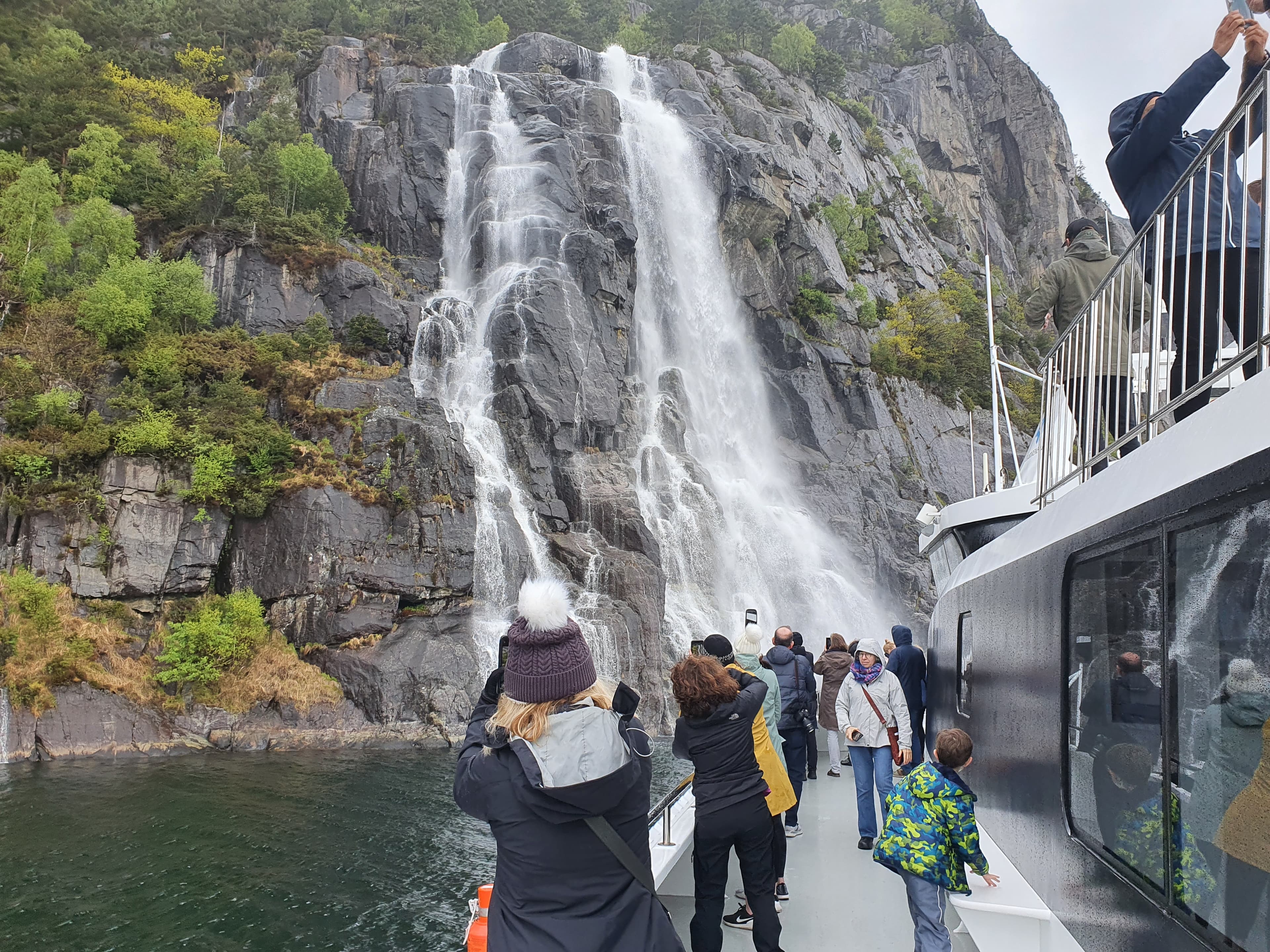 Flere personer som tar bilde av Hengjanefossen.