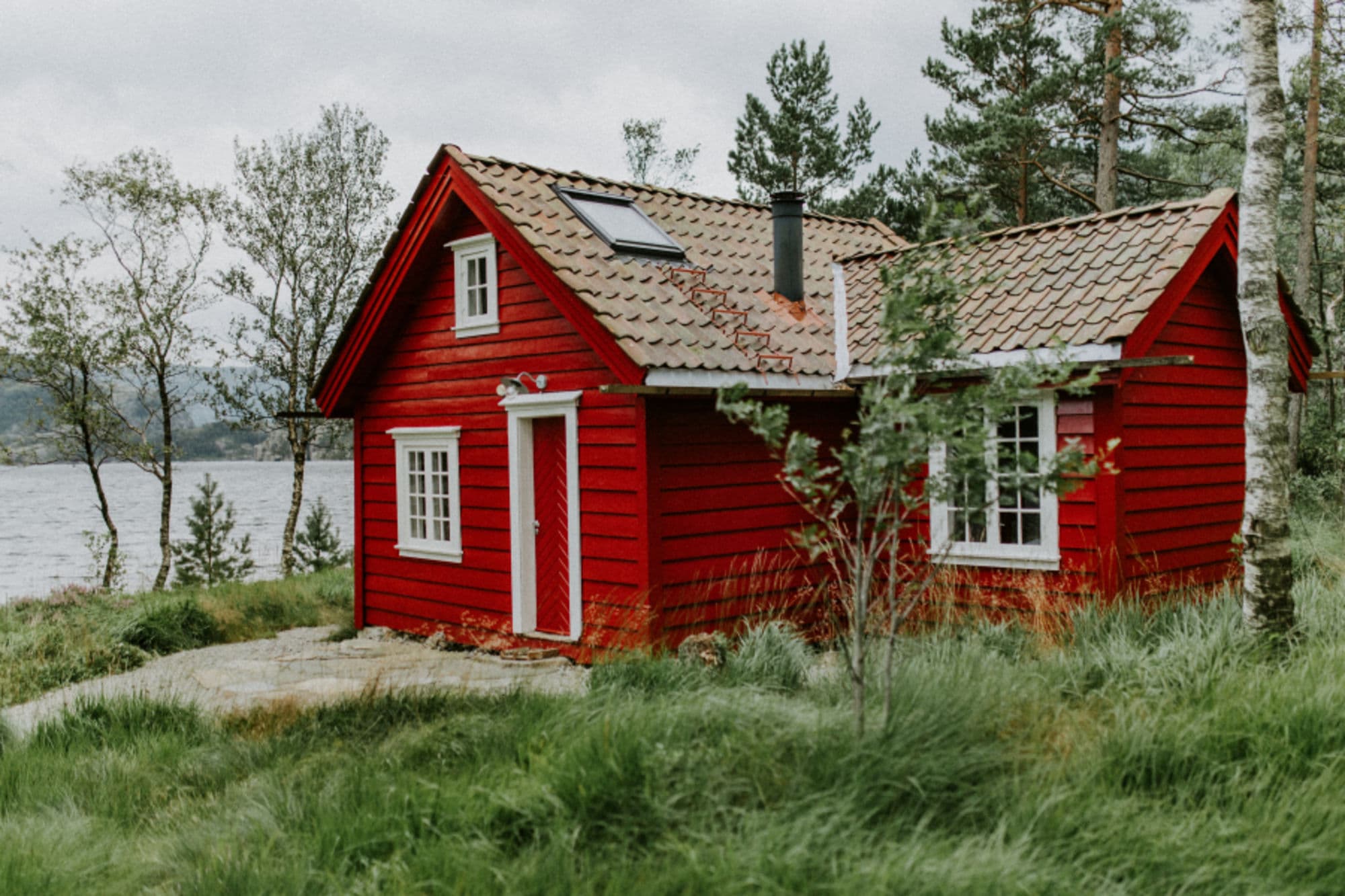 En liten rød hytte.